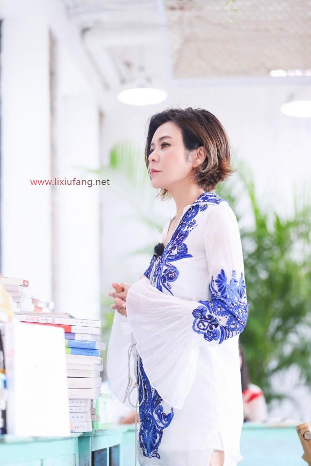 白色刺繡襯衫配短褲簡(jiǎn)約優(yōu)雅，清爽舒適