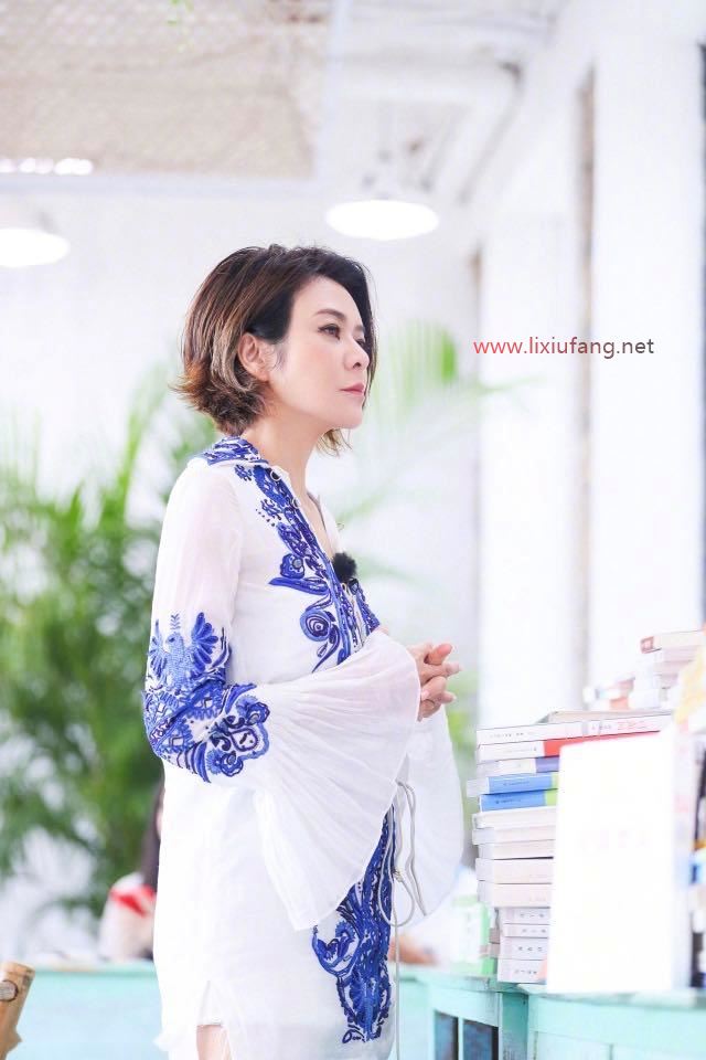 白色刺繡襯衫配短褲簡(jiǎn)約優(yōu)雅，清爽舒適